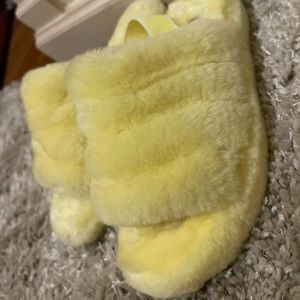 COPY - Woman ugg fluff yea slide